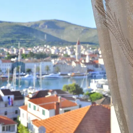 Stunning View With Balcony 아파트 트로기르