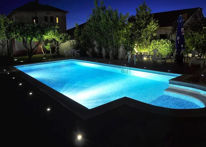 Stunning View With Balcony 아파트 트로기르